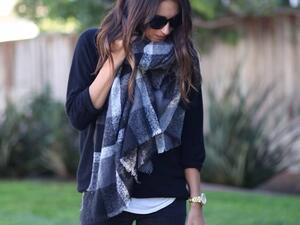 السكارف "الكاروهات" موضة شتاء 2018 (shutterstock.com)