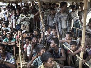 Rohingya refugees wait in line for food distribution (AFP/File Photo)	