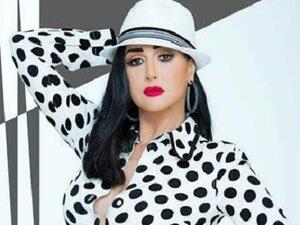 غادة عبد الرازق (مضيفة طيران) في (أرض جو)