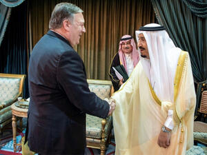 Saudi Arabia's King Salman shakes hands with US Secretary of State Mike Pompeo in Riyadh (AFP/File Photo)	