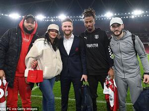 The brunette beauty posed arm-in-arm with the Arsenal players Shkodran Mustafi and Sead Kolašinac, as she brought her brother Rorrey along for the ride (Source: Arsenal FC via Getty Images)