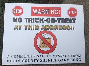 A sheriff's office in Georgia has put signs in the yards of sex offenders urging children not to trick or treat at those houses (dailymail)