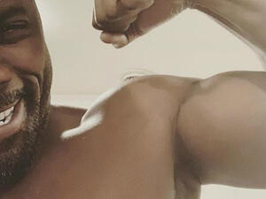 Elba shared a selfie of himself flexing his biceps. (Source: Idris Ilba - Instagram)