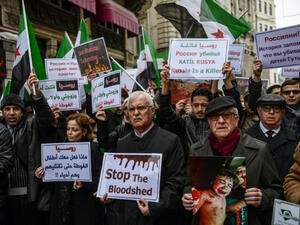 Protest against the ongoing Syrian government offensive in Eastern Ghouta in front of the Russian Embassy in Beirut (AFP/File Photo)