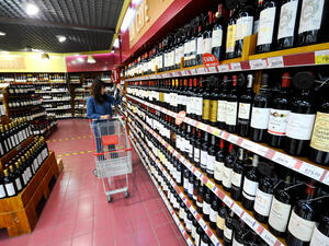 A woman is shopping at a liquor store (AFP / File Photo)