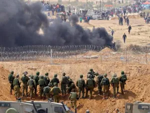 Israeli army faces protesters on Gaza border (AFP/File Photo)
