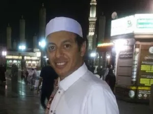 مصطفى شعبان يؤدي مناسك العمرة