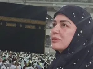 الهام شاهين تهدي والدتها المتوفية عمرة