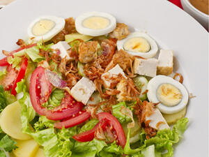 سلطة الخضار الإندونسية (shutterstock.com)
