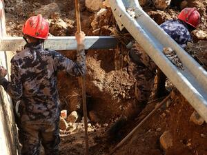 Members of Jordanian rescue team search for missing persons following flash floods in the city of Madaba near the capital Amman on November 10, 2018. 
KHALIL MAZRAAWI / AFP