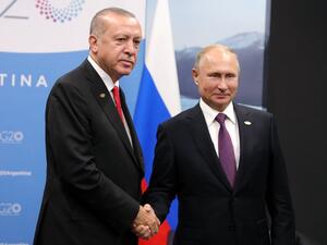 Turkey's President Recep Tayyip Erdogan (L) and Russia's President Vladimir Putin shake hands (AFP)