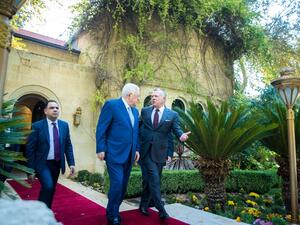 His Majesty King Abdullah II meets with Palestinian President Mahmoud Abbas (Twitter)
