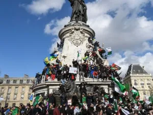 Algerian-origin protesters in Paris (Twitter)