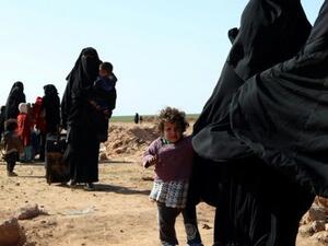 People fleeing the last pocket of Islamic State jihadists in eastern Syria (Twitter)