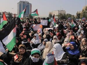 Hundreds of Palestinians call for Abbas' resignation  (Twitter)