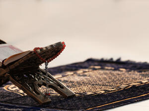 Rehal with open Quran (Shutterstock)