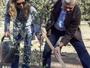 Jordan’s King Abdullah II and his wife Queen Rania planting tree (Twitter)