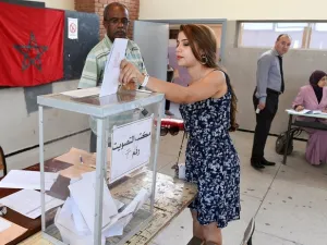 مغربية تدلي بصوتها في مركز اقتراع في العاصمة الرباط/أ.ف.ب