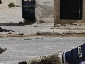 صحفي فلسطيني استشهد وأصيب 9 آخرون برصاص الاحتلال وقنابل الغاز في أثناء تغطيتهم لأحداث مسيرة العودة