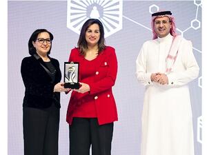 تسلمت هذه الجائزة المرموقة سلمى الحجاج, مدير عام الموارد البشرية لبنك الخليج، بصحبة جنة المطر, مساعد المدير العام.