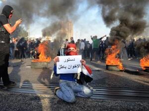 شباب مصريون ينتمون لجماعة البلاك بلوك يتظاهرون في ذكرى الثورة. 