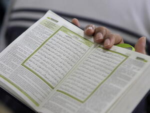 يقبل الأتراك في رمضان على شراء المصاحف المصحوبة بالتفسير بالتركية.