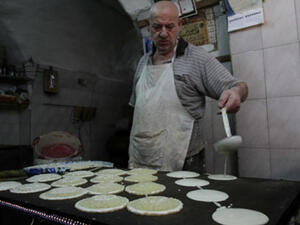 صانع قطايف في نابلس (المصدر: وفا).