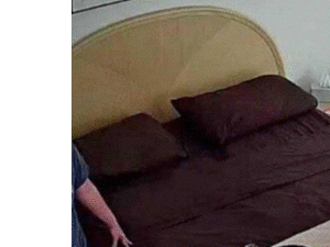 أوقف موقع "AirBNB" التعامل مع مالك الشقة، الذي يملك عقارات أخرى مسجلة على الموقع للإيجار