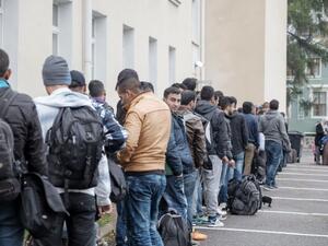Migrants, mostly Afghan, wait outside a refugee reception centre in Tornio, Finland on September 25, 2015. (AFP/Panu Pohjola)