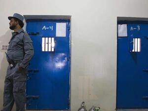 السجين استغل أداء الحراس الصلاة، واستولى على السلاح، ونفذ الهجوم