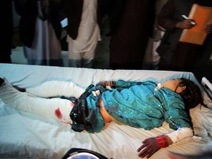 طفلة جريحة تصل المستشفى بعد اصابتها خلال الحفل/أ.ف.ب