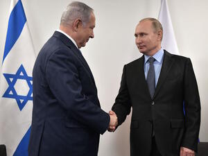 Israeli Prime Minister Benjamin Netanyahu, left, greets Russian President Vladimir Putin. (AFP/File)