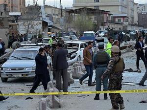 Afghan police and security personnel inspect the scene of a car bomb attack near a district police headquarters in the center of the Afghan capital, Kabul, March 25, 2015. (AFP/File)