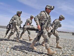 جنود من القوات الأمريكية يحملون جنديا مصابا في أفغانستان / أرشيفية