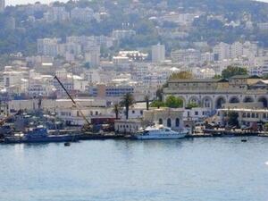 تحظى الشواطئ المسموح السباحة فيها، بترخيص خاص من السلطات لممارسة السباحة