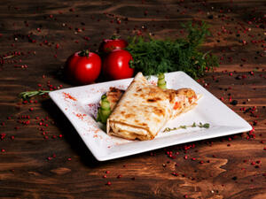 رولات التورتيلا بالجبن والخضار (shutterstock.com)