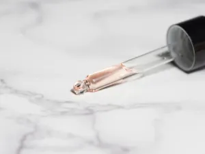 واظبي على استعمال مصل غنيّ بمضادات الأكسدة لتوحيد لون البشرة (shutterstock.com)