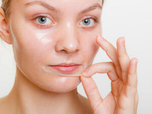 تحتاح البشرة كل فترة إلى عمل صنفرة من أجل إزالة الجلد الميت (shutterstock.com)