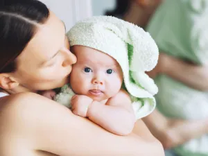 ينصح بالابتعاد عن غسل ملابس الأطفال بمنظفات الغسيل العطرية (shutterstock.com)