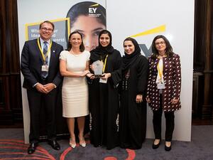 تشجع مبادرة "سيدة العام في مجال التمويل المؤسسي" السيدات الإماراتيات على السعي للعمل في القطاع الخاص، لا سيما في مجال خدمات الصفقات وتمويل الشركات.

