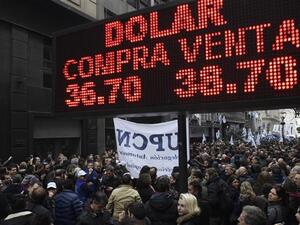 Argentine government workers protest against layoffs in the capital, Buenos Aires, September 3, 2018. (AFP/FILE)