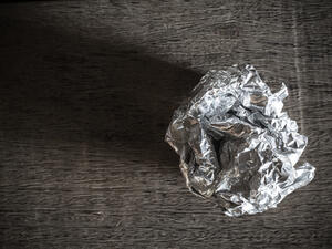 يمكن استخدام ورق الألمنيوم في العديد من المجالات الأخرى غير الطبخ يمكن استخدام ورق الألمنيوم في العديد من المجالات الأخرى غير الطبخ