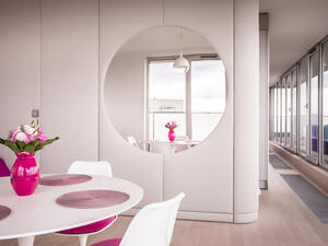 يساعد استخدام المرايا في ديكور المنزل على جعل مساحته تبدو أكثر اتساعًا يساعد استخدام المرايا في ديكور المنزل على جعل مساحته تبدو أكثر اتساعًا