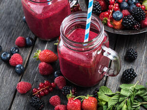 عصير الفراولة والتوت اللذيذ