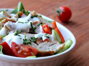 أضيفوا اللبن الى طبق السلطة ستحصلون على نتيجة لذيذة