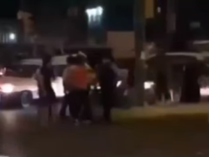  عراقية تضرب شبابًا تحرشوا بها بعصا كهربائية