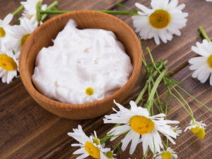 يعد الزبادي من أفضل المكونات الطبيعية ذات الخواص الفعّالة فى تفتيح البشرة