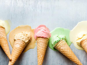 كلنا كبارا وصغارا نحب الآيس كريم بجميع نكهاته اللذيذة في أيام الصيف الحارة