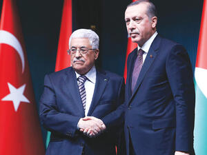 Palestinian President Mahmud Abbas (L) and Turkish President Recep Tayyip Erdogan (R). (AFP/file) 