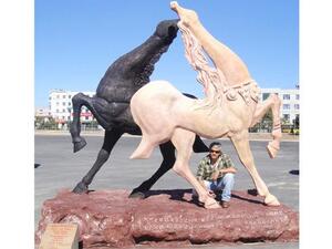 Saudi artist Kamal Al-Mualem horses- beautiful (Twitter)